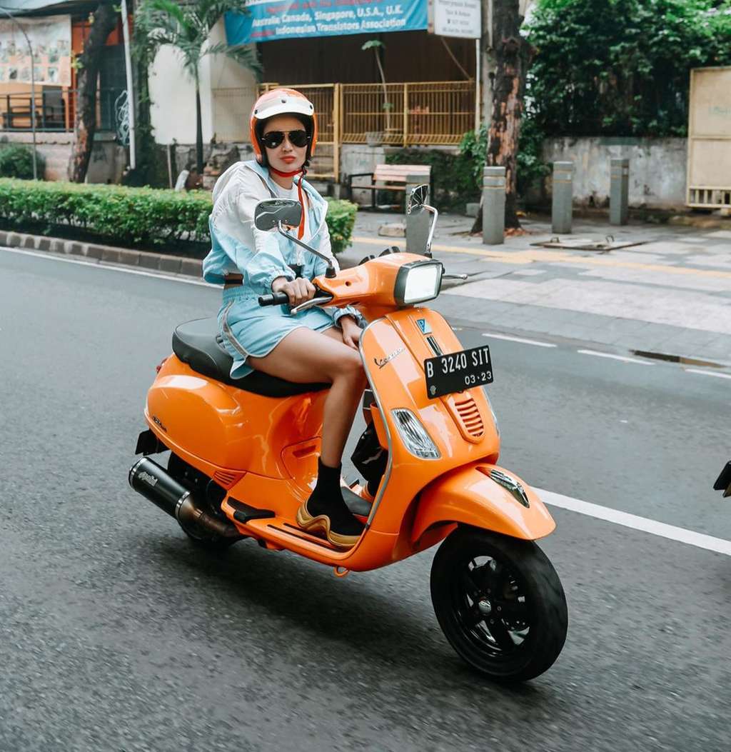 Potret Wika Salim Riding Naik Vespa Pakai Celana Gemes, Netizen Salfok dengan Body Goalsnya!
