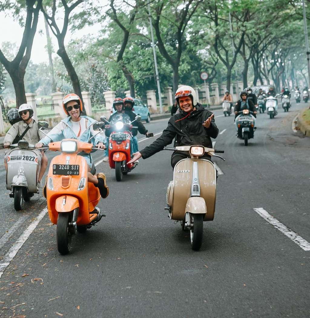 Potret Wika Salim Riding Naik Vespa Pakai Celana Gemes, Netizen Salfok dengan Body Goalsnya!