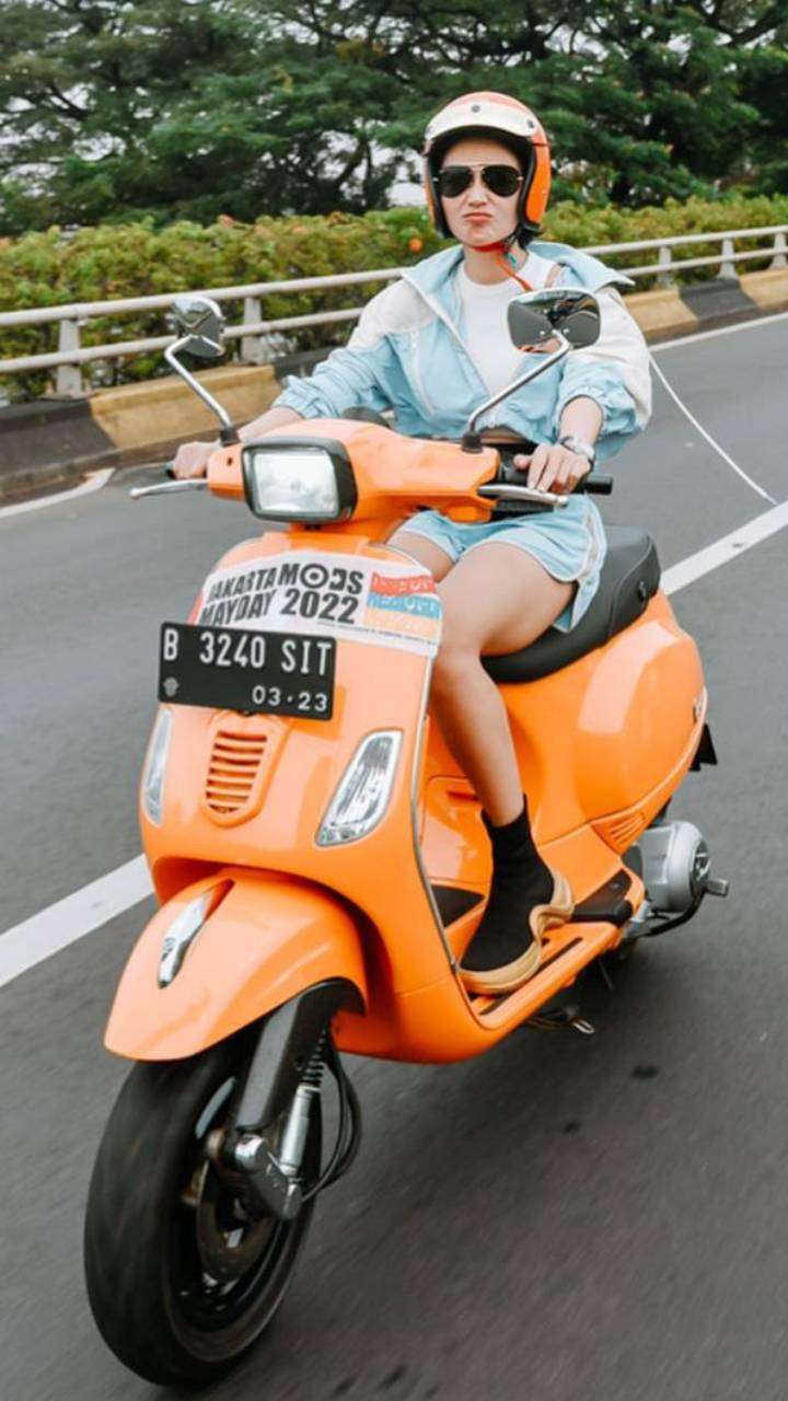 Potret Wika Salim Riding Naik Vespa Pakai Celana Gemes, Netizen Salfok dengan Body Goalsnya!
