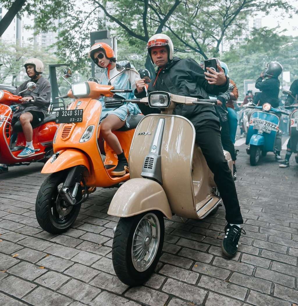 Potret Wika Salim Riding Naik Vespa Pakai Celana Gemes, Netizen Salfok dengan Body Goalsnya!