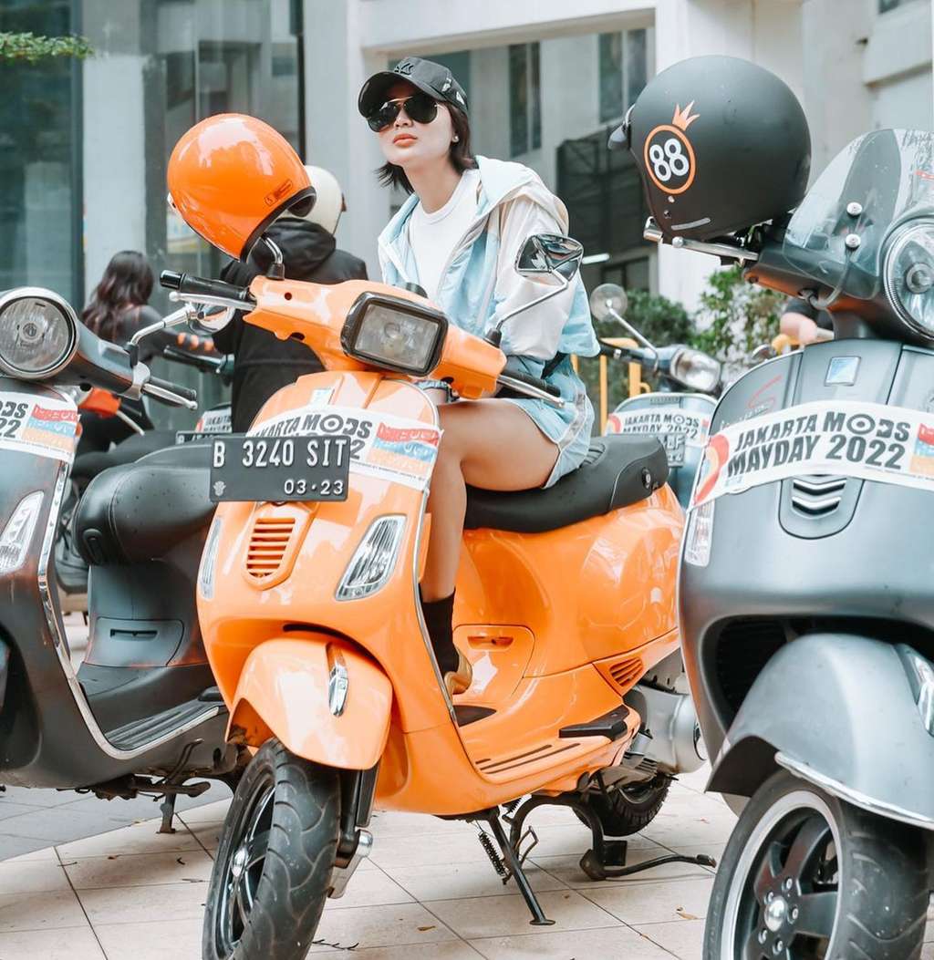 Potret Wika Salim Riding Naik Vespa Pakai Celana Gemes, Netizen Salfok dengan Body Goalsnya!