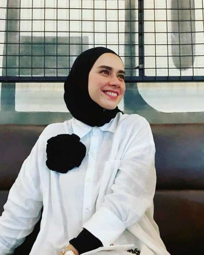 Potret Ranee Kakak Indra Bruggman yang Luput dari Sorotan, Paras Cantiknya Bule Banget! 