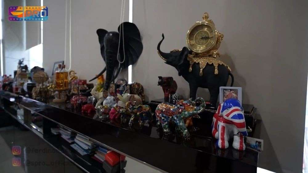 10 Potret Kantor ‘Gedung Kaca’ Milik Eko Patrio, Penuh Barang Antik, Ada Telepon dari Tahun 1957