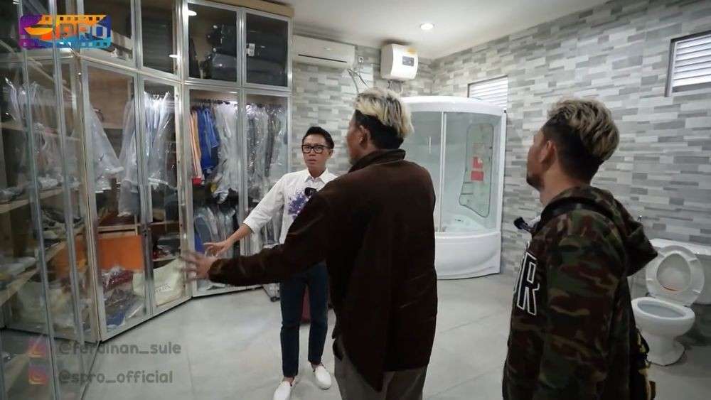 10 Potret Kantor ‘Gedung Kaca’ Milik Eko Patrio, Penuh Barang Antik, Ada Telepon dari Tahun 1957