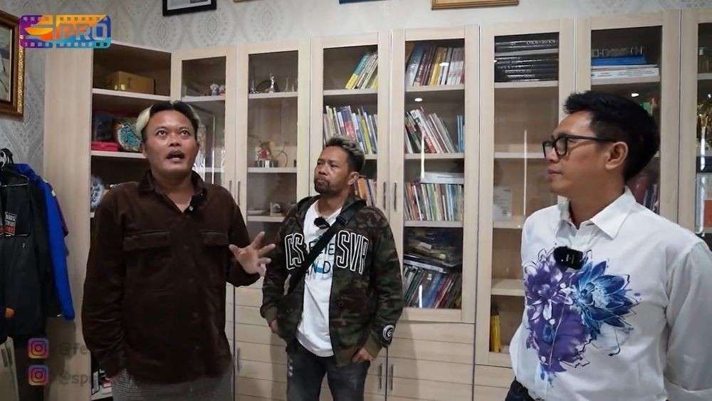 10 Potret Kantor ‘Gedung Kaca’ Milik Eko Patrio, Penuh Barang Antik, Ada Telepon dari Tahun 1957