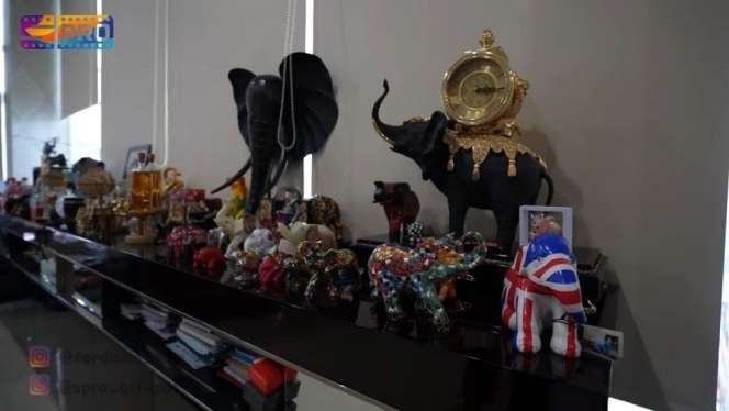 10 Potret Kantor ‘Gedung Kaca’ Milik Eko Patrio, Penuh Barang Antik, Ada Telepon dari Tahun 1957