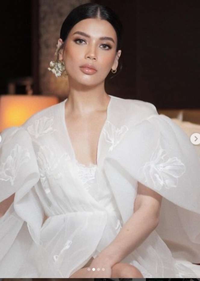 7 Potret Cantik Sabrina Chairunnisa di Hari Pernikahan, Gaun dan Riasannya Bikin Pangling!