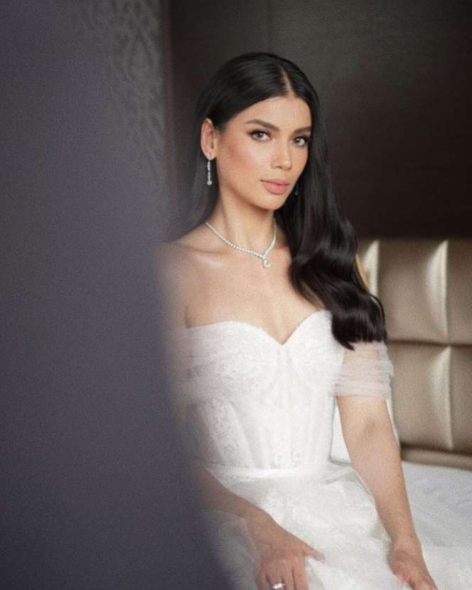 7 Potret Cantik Sabrina Chairunnisa di Hari Pernikahan, Gaun dan Riasannya Bikin Pangling!