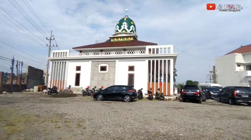 10 Potret Megahnya Masjid PO Haryanto ‘Si Raja Bus Asal Kudus’, Bentuk Kubahnya Bikin Melongo!