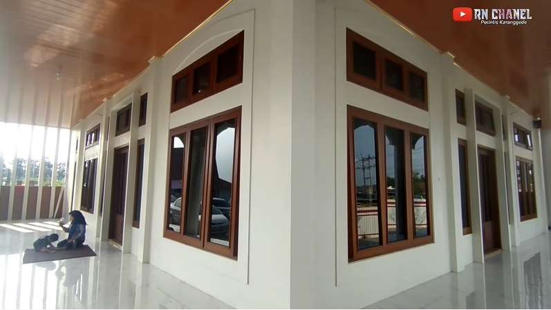10 Potret Megahnya Masjid PO Haryanto ‘Si Raja Bus Asal Kudus’, Bentuk Kubahnya Bikin Melongo!