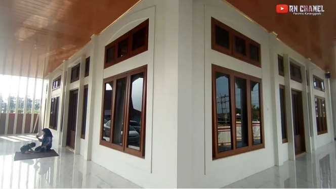 10 Potret Megahnya Masjid PO Haryanto ‘Si Raja Bus Asal Kudus’, Bentuk Kubahnya Bikin Melongo!