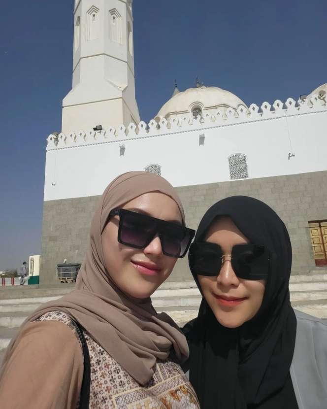 Jalani Ibadah Umroh Ayu Ting Ting Disebut Makin Cantik, Pakai Busana Milik Ivan Gunawan
