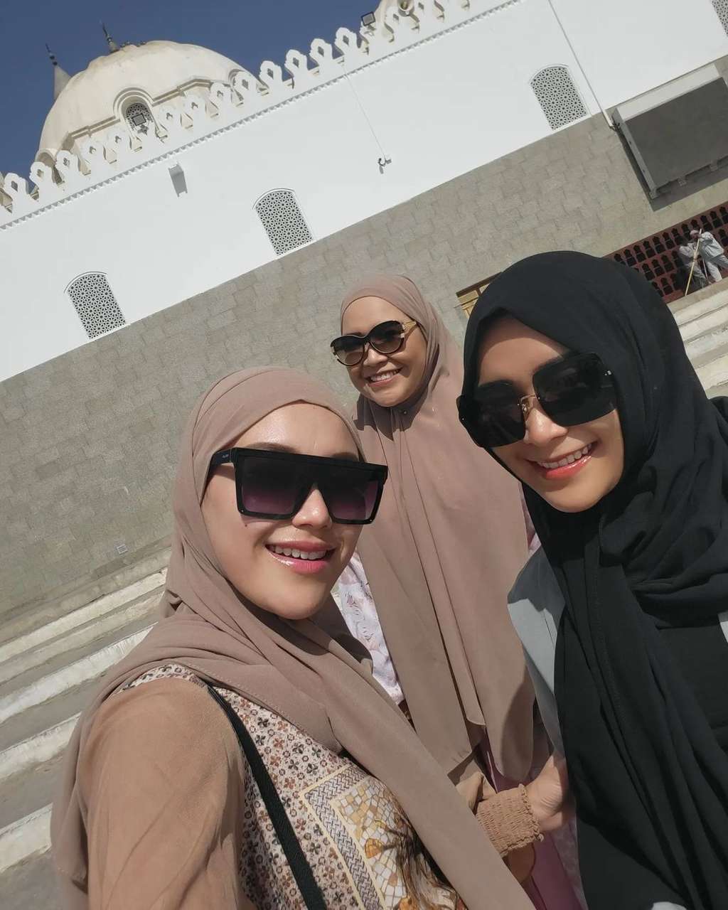 Jalani Ibadah Umroh Ayu Ting Ting Disebut Makin Cantik, Pakai Busana Milik Ivan Gunawan