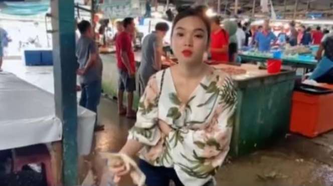 Potret Pramugari Cantik ‘Buntung Sebelah’ Belanja di Pasar, Ternyata Ini Fakta Sebenarnya!