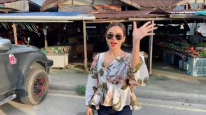 Potret Pramugari Cantik ‘Buntung Sebelah’ Belanja di Pasar, Ternyata Ini Fakta Sebenarnya!