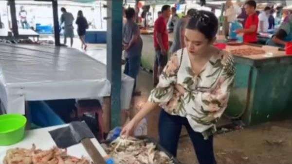Potret Pramugari Cantik ‘Buntung Sebelah’ Belanja di Pasar, Ternyata Ini Fakta Sebenarnya!