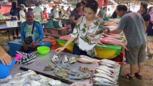 Potret Pramugari Cantik ‘Buntung Sebelah’ Belanja di Pasar, Ternyata Ini Fakta Sebenarnya!