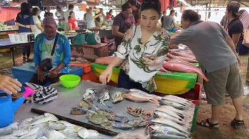 Potret Pramugari Cantik ‘Buntung Sebelah’ Belanja di Pasar, Ternyata Ini Fakta Sebenarnya!