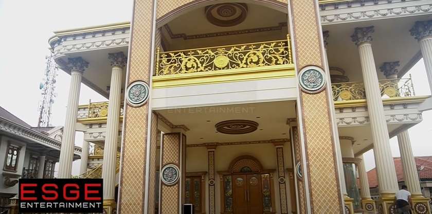 4 Seleb Bangun Masjid dengan Uang Pribadi, Desainnya Megah dan Mewah Banget!