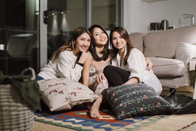 8 Potret Rumah Artis ‘Sultan’ di Luar Negeri, Milik Anggun C Sasmi Bak Istana di Tengah Hutan