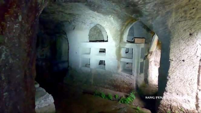 Berlokasi di Tengah Hutan, 8 Potret Rumah Batu Dibangun Dengan Cara Dipahat, Punya Aura Mistis Usai Ditinggal Pemiliknya!