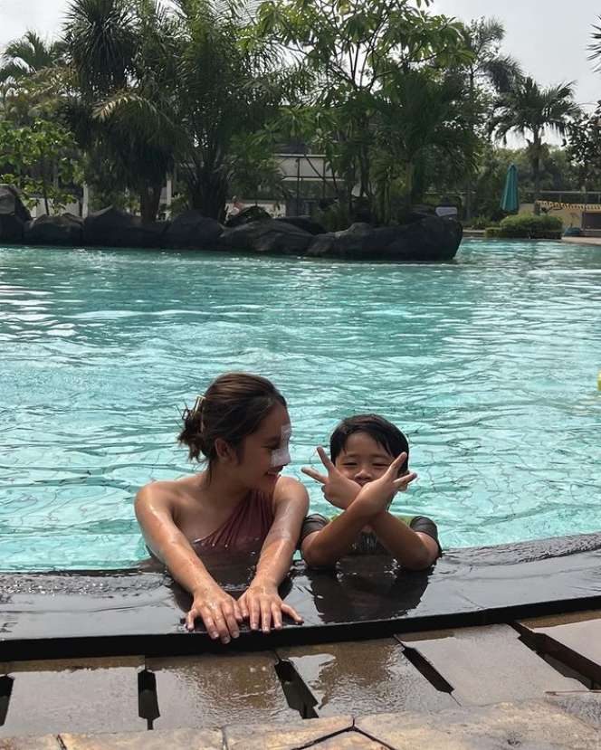 Potret Gaya Permesta Dhyaz Anak Farida Nurhan, Pernah Oplas di Thailand Hingga Hidungnya Alami Infeksi!