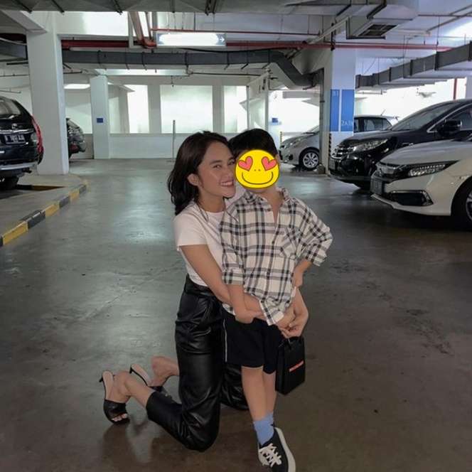 Potret Gaya Permesta Dhyaz Anak Farida Nurhan, Pernah Oplas di Thailand Hingga Hidungnya Alami Infeksi!