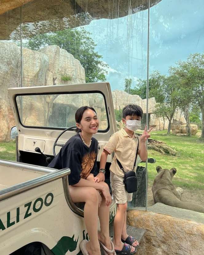 Potret Gaya Permesta Dhyaz Anak Farida Nurhan, Pernah Oplas di Thailand Hingga Hidungnya Alami Infeksi!