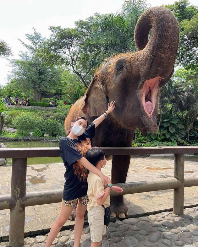 Potret Gaya Permesta Dhyaz Anak Farida Nurhan, Pernah Oplas di Thailand Hingga Hidungnya Alami Infeksi!