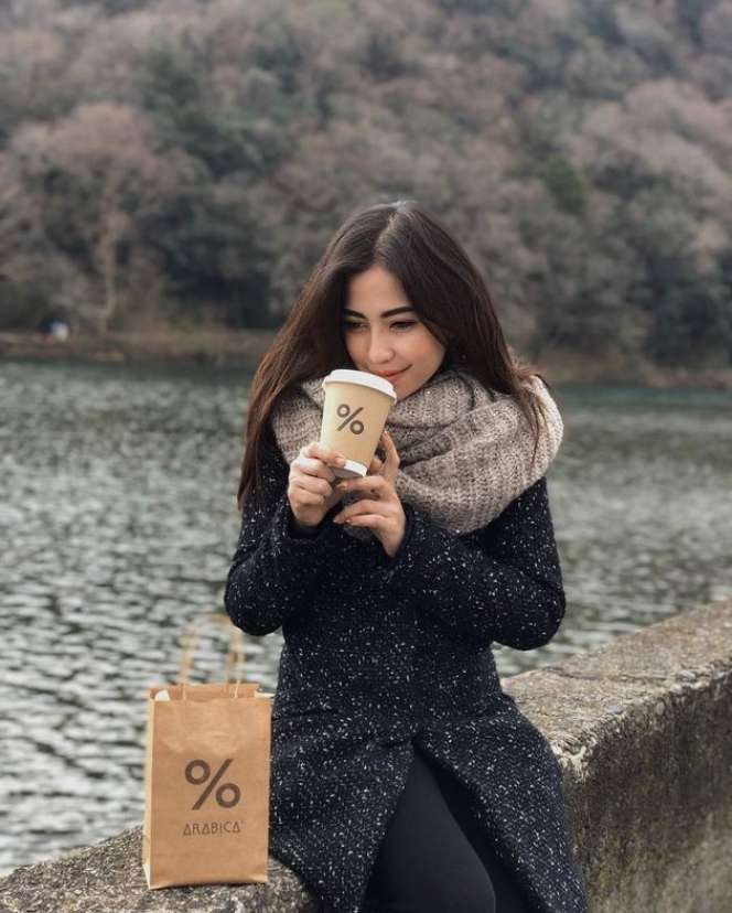 Potret Hana Kartika Istri Enji yang Jarang Terekpos, Kecantikannya Nggak Kalah sama Ayu Ting Ting!