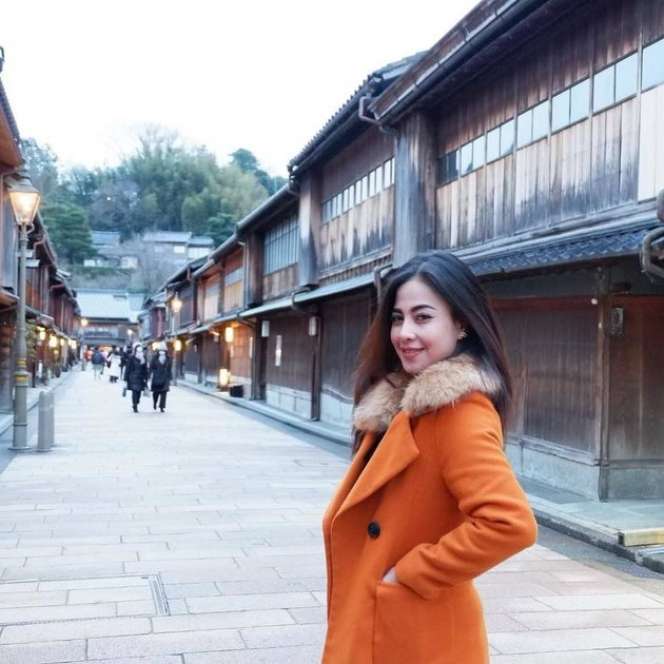 Potret Hana Kartika Istri Enji yang Jarang Terekpos, Kecantikannya Nggak Kalah sama Ayu Ting Ting!