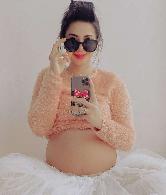 Potret Hana Kartika Istri Enji yang Jarang Terekpos, Kecantikannya Nggak Kalah sama Ayu Ting Ting!