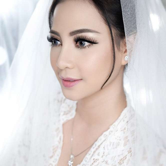 Potret Hana Kartika Istri Enji yang Jarang Terekpos, Kecantikannya Nggak Kalah sama Ayu Ting Ting!