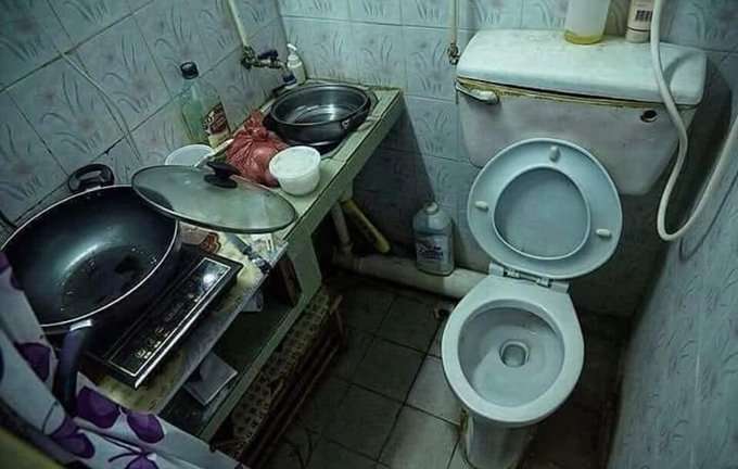 10 Potret Toilet Nyeleneh di Tempat Tak Biasa, Bikin Mikir Dua Kali!