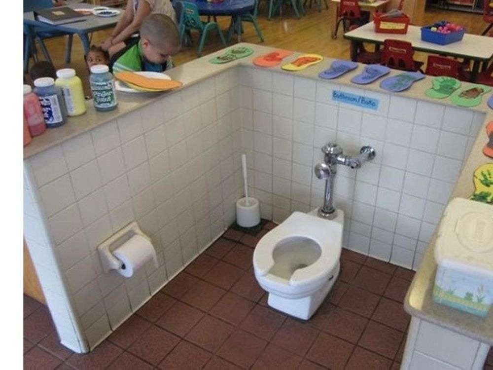 10 Potret Toilet Nyeleneh di Tempat Tak Biasa, Bikin Mikir Dua Kali!