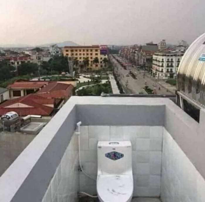 10 Potret Toilet Nyeleneh di Tempat Tak Biasa, Bikin Mikir Dua Kali!