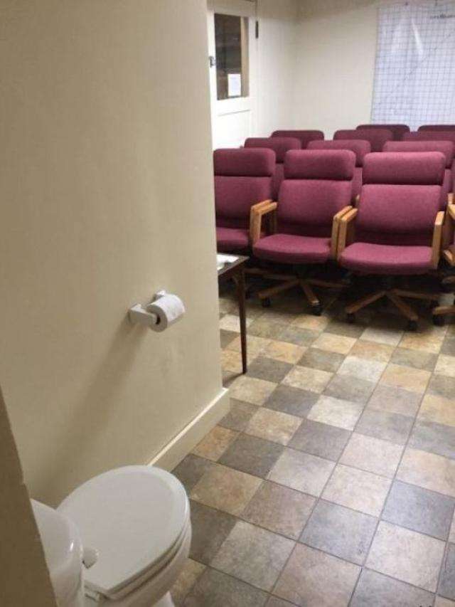 10 Potret Toilet Nyeleneh di Tempat Tak Biasa, Bikin Mikir Dua Kali!