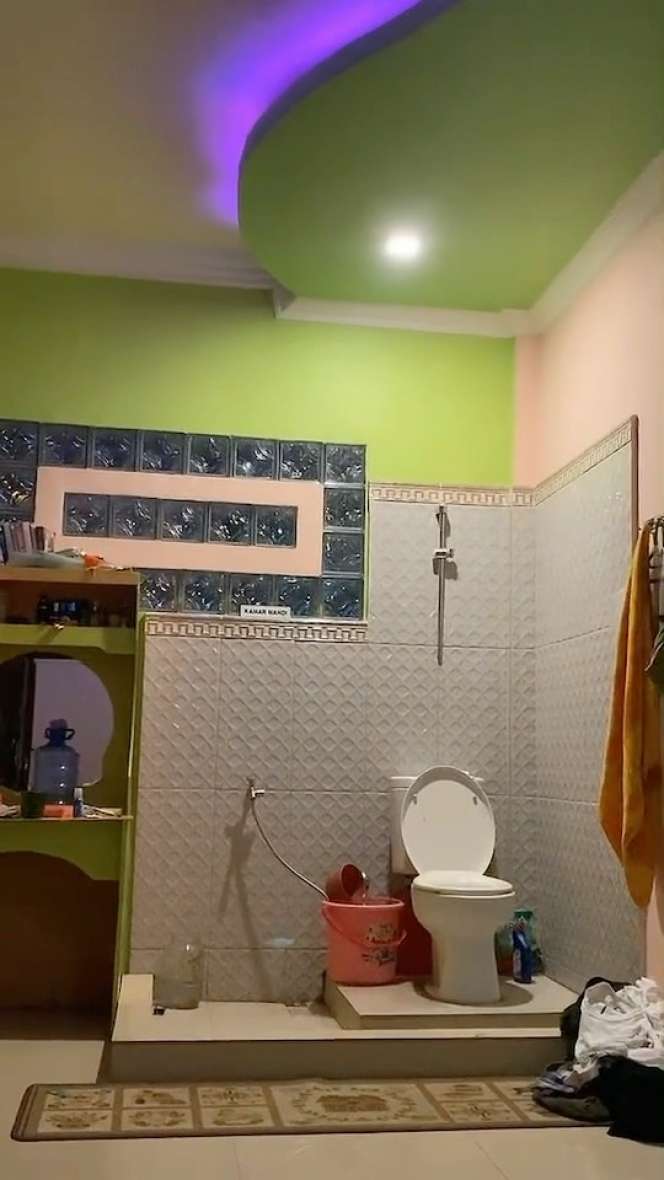 10 Potret Toilet Nyeleneh di Tempat Tak Biasa, Bikin Mikir Dua Kali!
