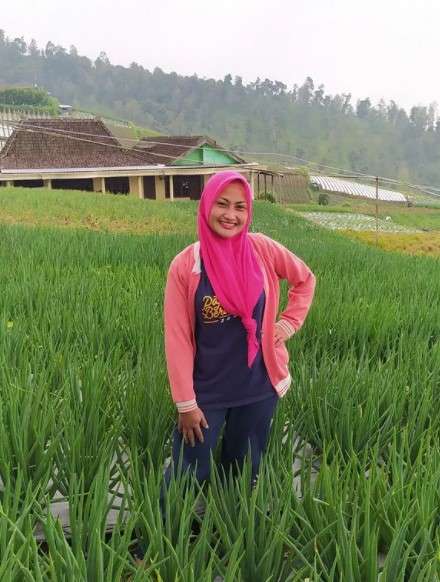 Ingat Biduan ‘Hot’ Novi Listiana, Nasibnya Berubah Drastis Kini Jadi Petani, Lihat 8 Potretnya