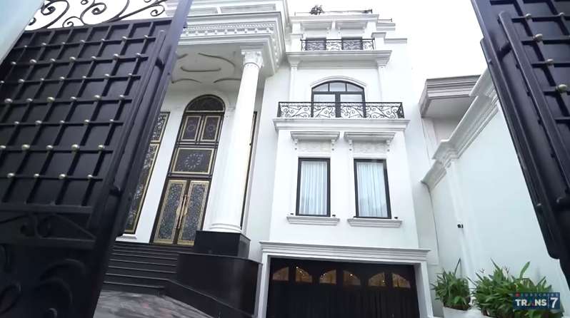 12 Potret Rumah Renny Angesti, ‘Kurator Fashion’ Para Artis Ternama, Ada Mall di Dalamnya! 