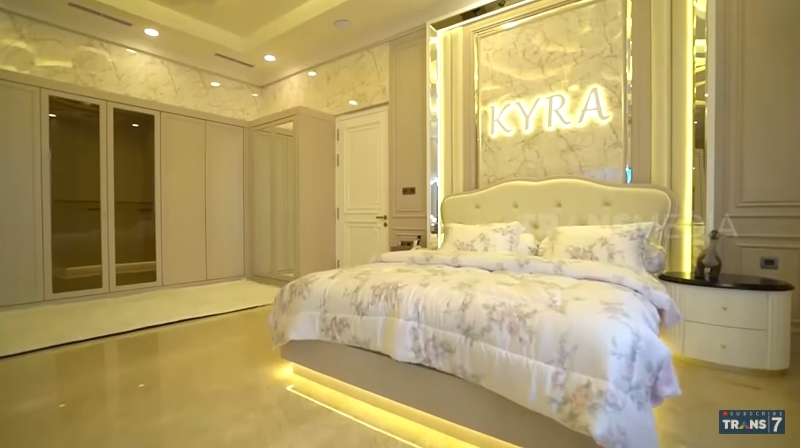 12 Potret Rumah Renny Angesti, ‘Kurator Fashion’ Para Artis Ternama, Ada Mall di Dalamnya! 