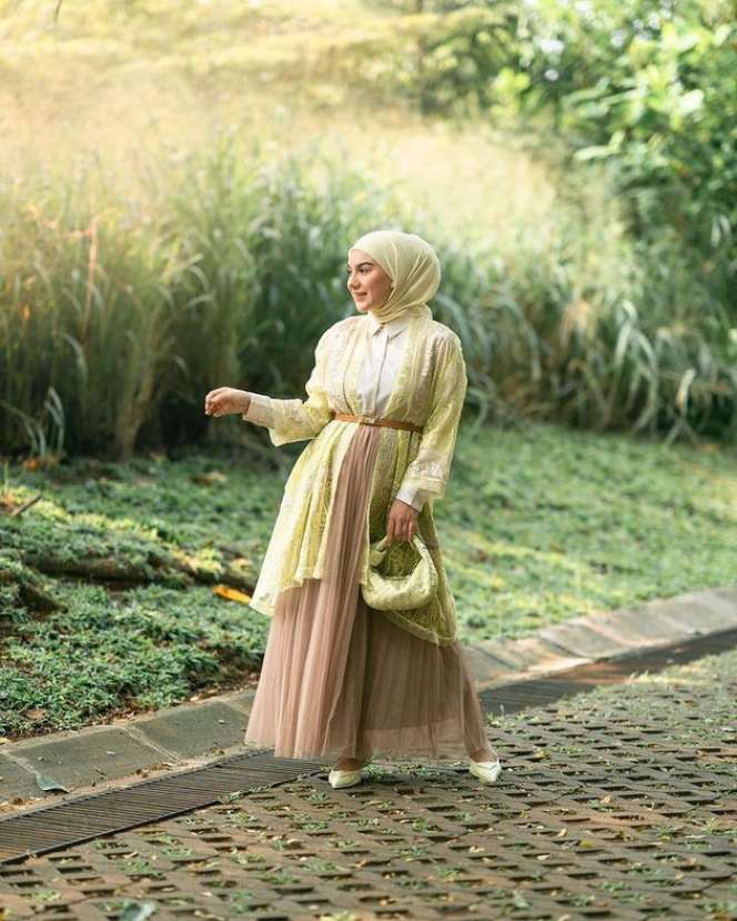 Tampil Apa Adanya! Sederet Seleb Pede dengan Tubuh Curvy