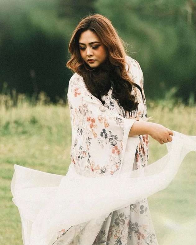 Tampil Apa Adanya! Sederet Seleb Pede dengan Tubuh Curvy