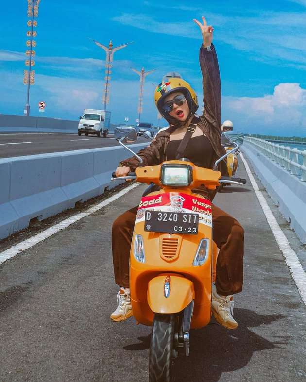 Potret Wika Salim Naik Vespa Pakai Jaket Terbuka, Netizen Salfok ke Bagian Ini