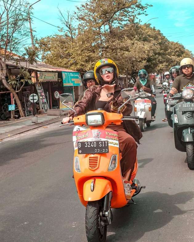 Potret Wika Salim Naik Vespa Pakai Jaket Terbuka, Netizen Salfok ke Bagian Ini