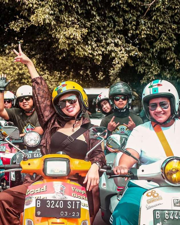 Potret Wika Salim Naik Vespa Pakai Jaket Terbuka, Netizen Salfok ke Bagian Ini