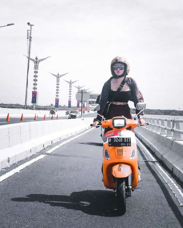 Potret Wika Salim Naik Vespa Pakai Jaket Terbuka, Netizen Salfok ke Bagian Ini