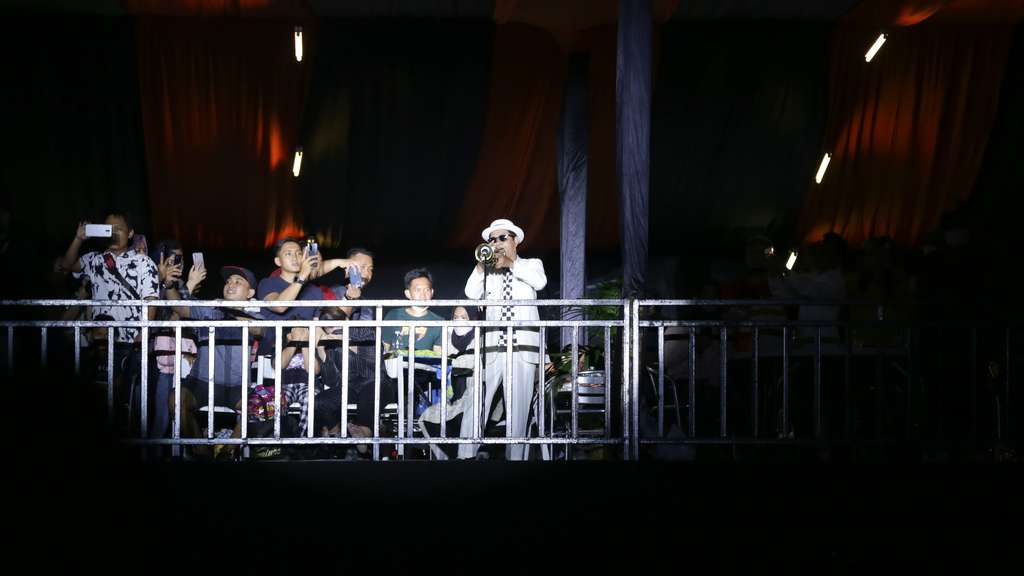 FOTO: Tipe-X Gebrak Panggung Jakarta Fair 2022, Penonton Hijabers Tak Sungkan Ikut Goyang