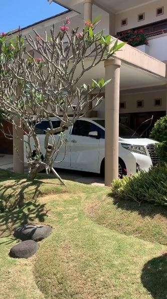 10 Potret Rumah Mewah Presenter Vega Darmawati, Suami Ternyata Bukan Orang Sembarangan!