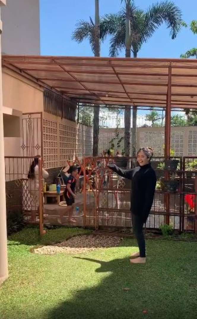 10 Potret Rumah Mewah Presenter Vega Darmawati, Suami Ternyata Bukan Orang Sembarangan!